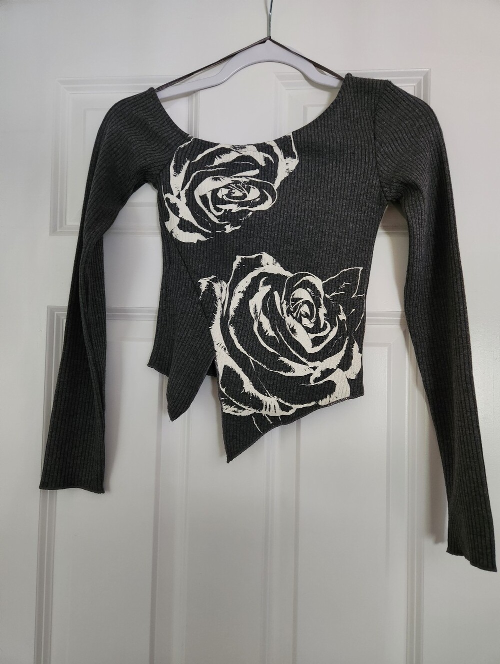 NWOT Women's Charcoal Ribbed Long-Sleeve Top with White Rose Print